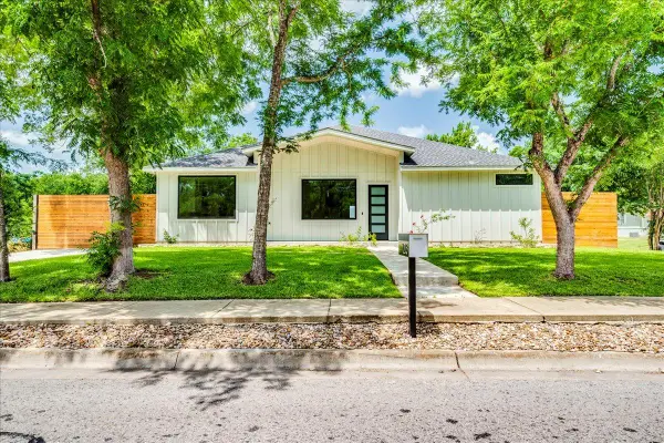 1215 Howard St, Taylor, TX 76574