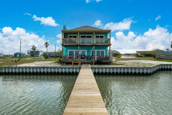 139 Lakeshore Dr, Rockport, TX 78382