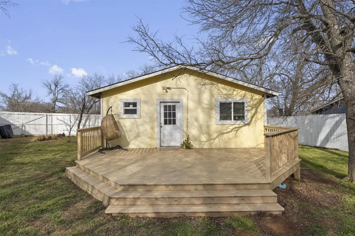 121 Jackson St, Elgin, TX 78621 - #1