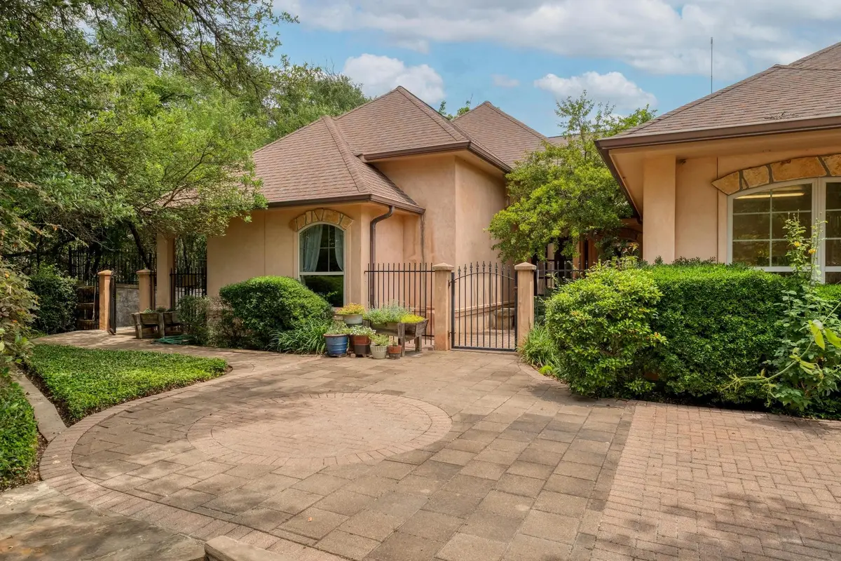 200 Red Bird Ln, Kingsbury, TX 78638 - Image #1