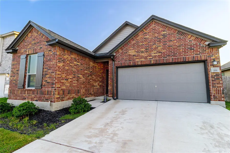 211 Summit Dr, Lockhart, TX 78644 - Image #3