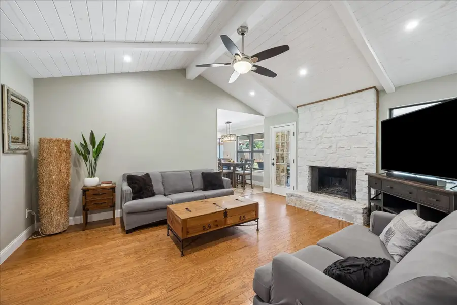 208 Maple Dr, Mountain City, TX 78610 - #2