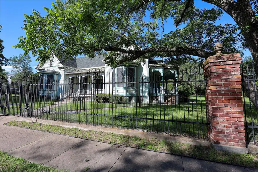 350 N Madison St, La Grange, TX 78945 - #2
