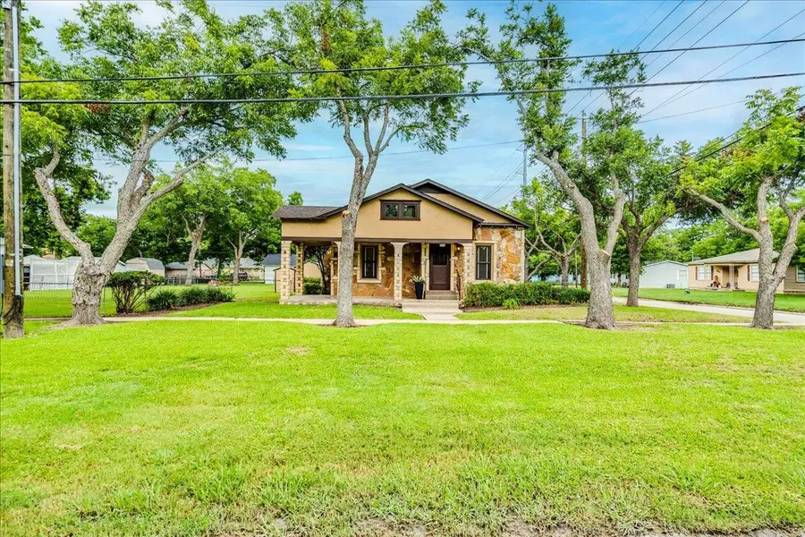 305 W Ash St, Granger, TX 76530 - #2