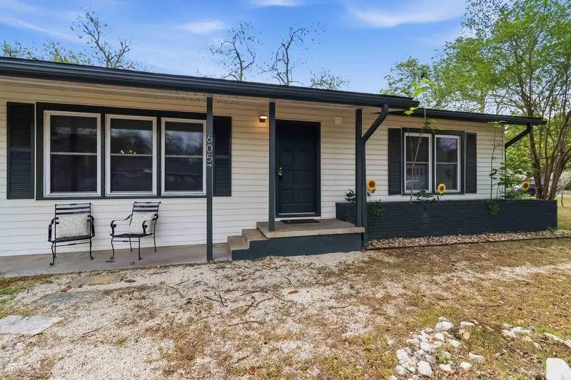 605 W 11th St, Elgin, TX 78621 - #2