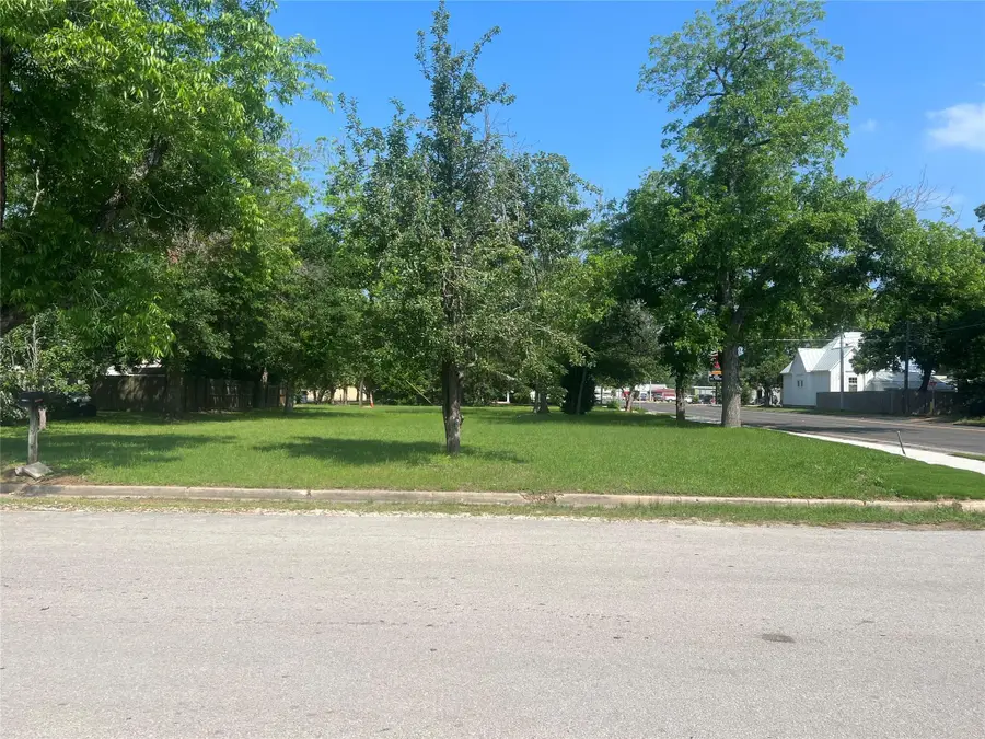 300 Turney St, Smithville, TX 78957 - #2