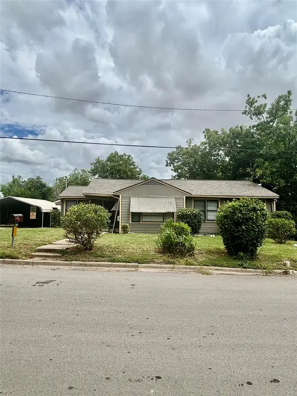 415 E 7th St, Taylor, TX 76574