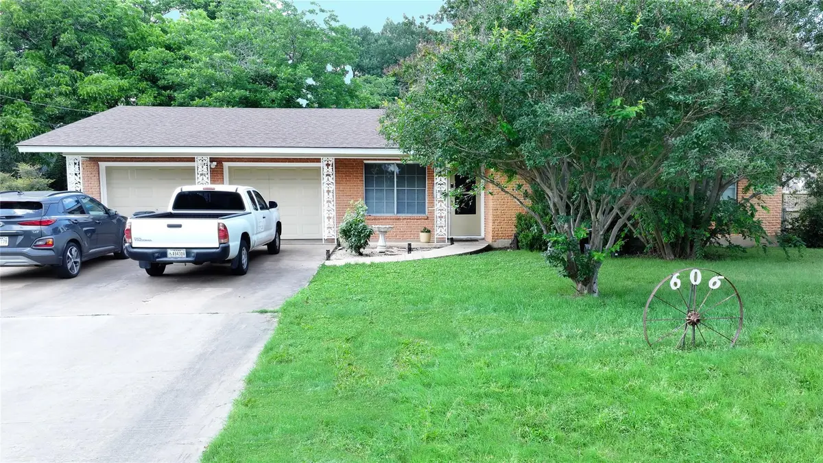 606 E Liberty Ave, Round Rock, TX 78664 - #1