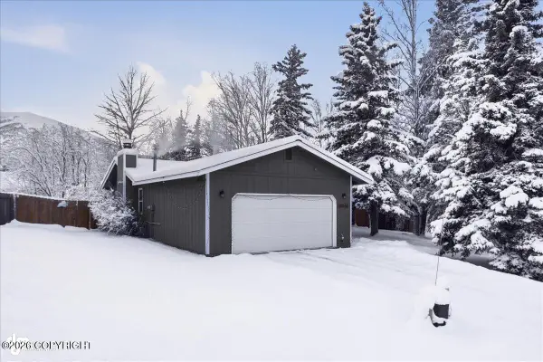 18946 N Chichagof Loop, Eagle River, AK 99577