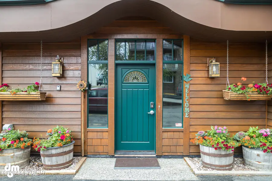 548 Coastal Place, Anchorage, AK 99501 - Image #3