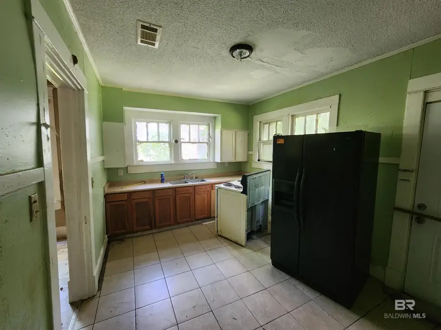 1059 Marine Street, Mobile, AL 36605 - #3