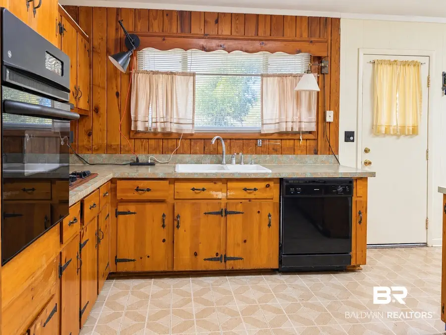 211 Dawson Street, Brewton, AL 36426 - #3