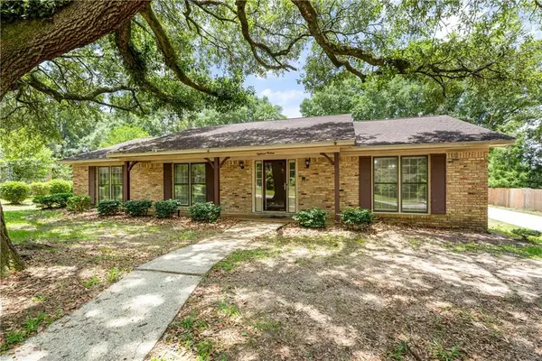 1816 Burntwood Drive W, Mobile, AL 36609