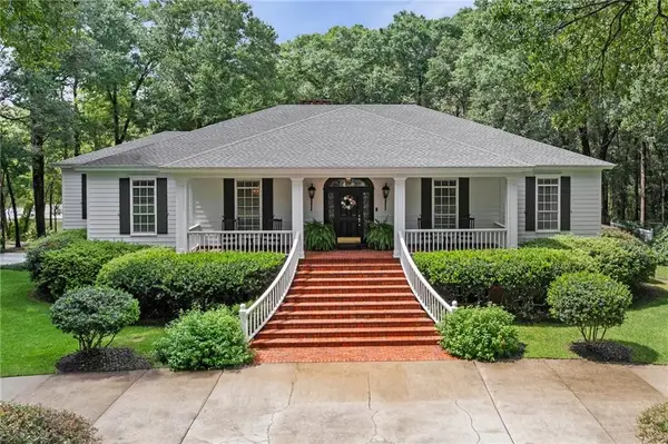 8200 Whisper Lakes Court, Mobile, AL 36619