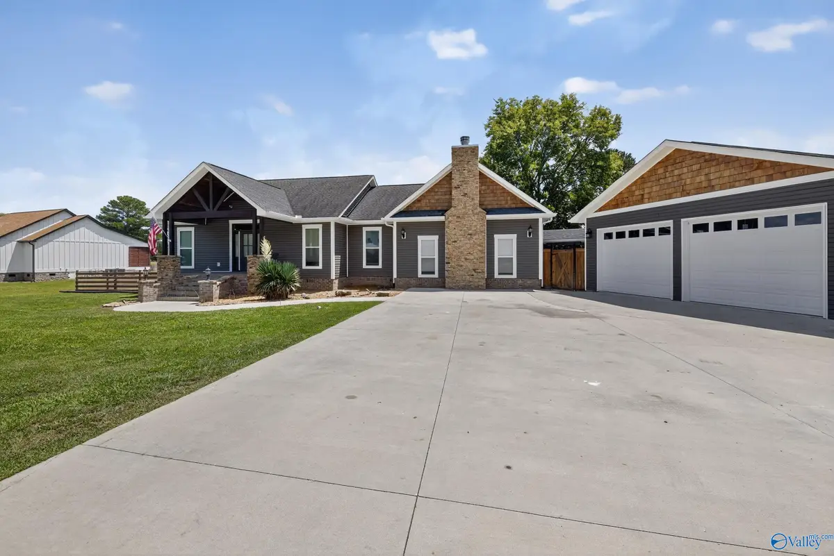 190 Willow Lake Circle, Guntersville, AL 35976 - Image #1