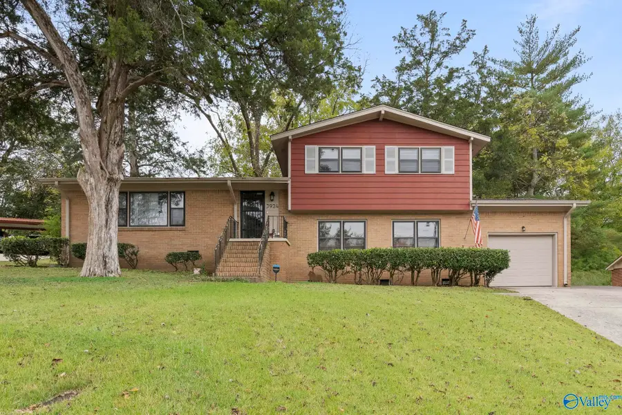 3924 S Crestview Drive Nw, Huntsville, AL 35816 - Image #2