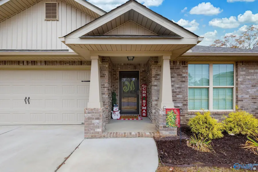 709 Magnolia Place Lane Sw, Hartselle, AL 35640 - Image #2