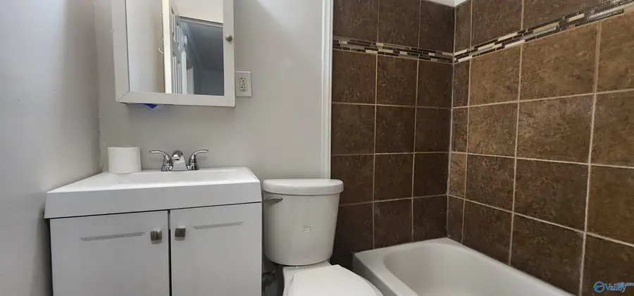 1506 Oakwood Ne, Huntsville, AL 35811 - #2