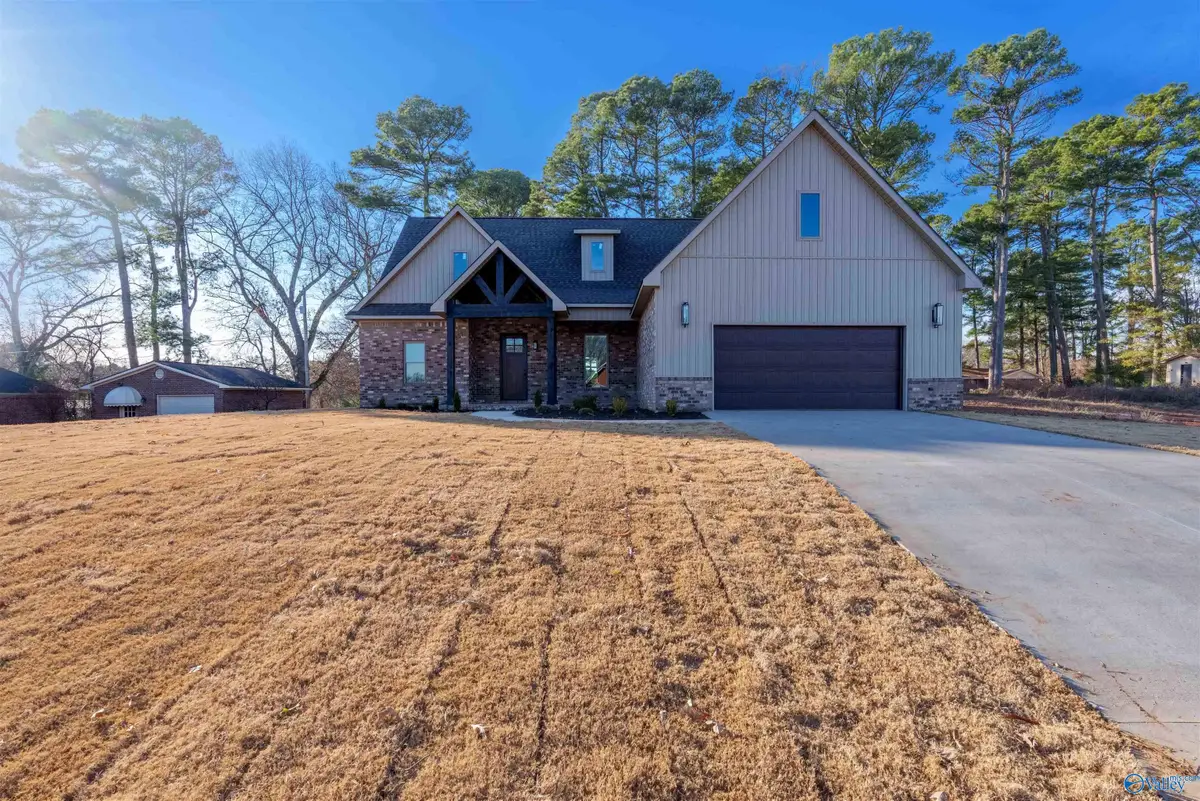 687 Oakview Circle, Killen, AL 35645 - Image #1