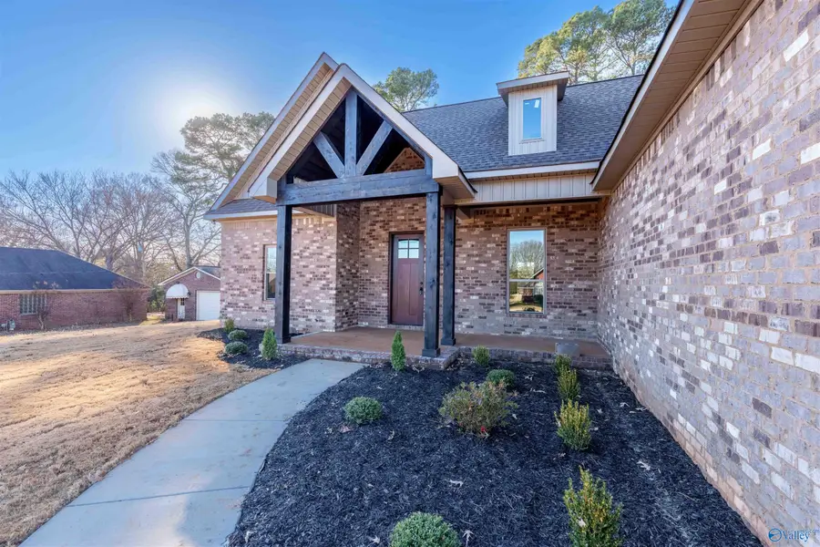 687 Oakview Circle, Killen, AL 35645 - Image #2