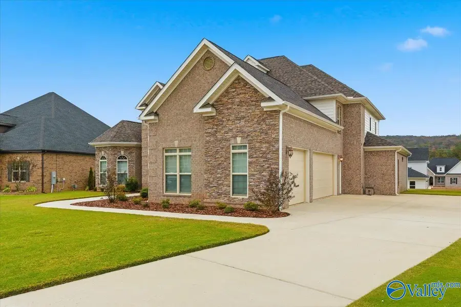 8220 Nantucket Circle, Owens Cross Roads, AL 35763 - Image #3