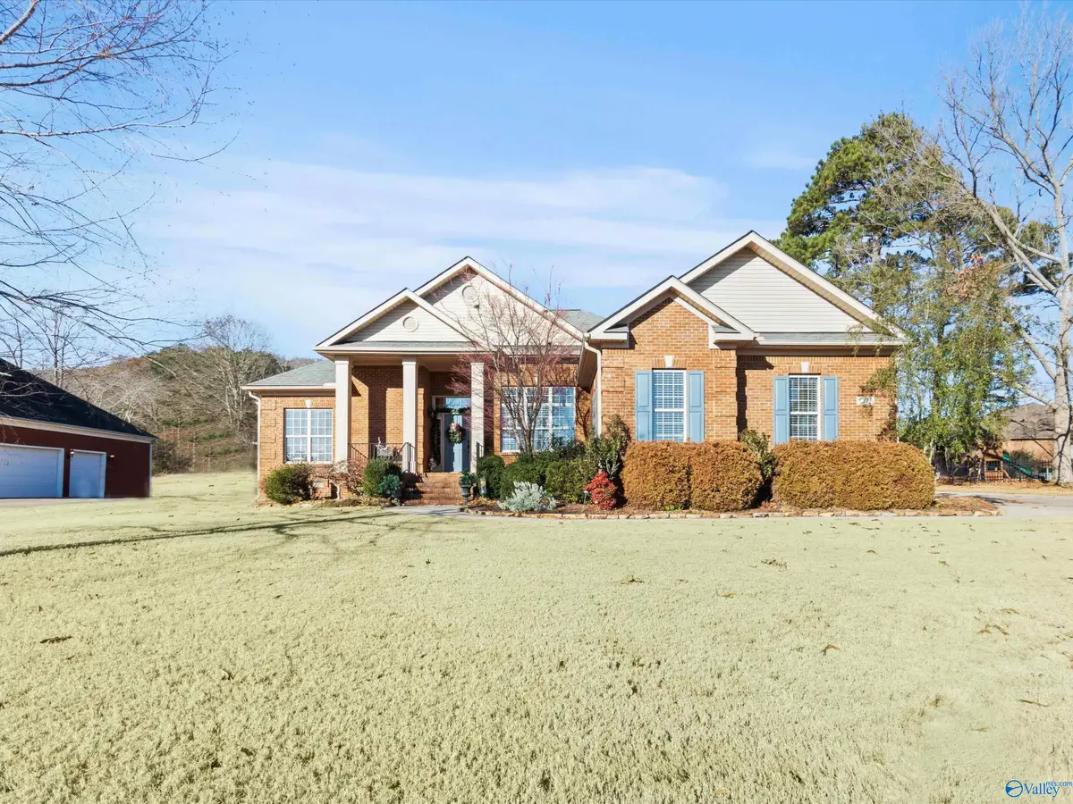 7102 Lost Pond Circle Se, Owens Cross Roads, AL 35763 - Image #1