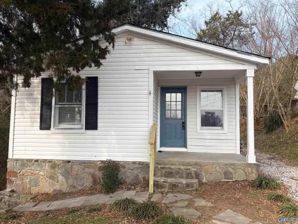 912 Carlisle Avenue, Guntersville, AL 35976