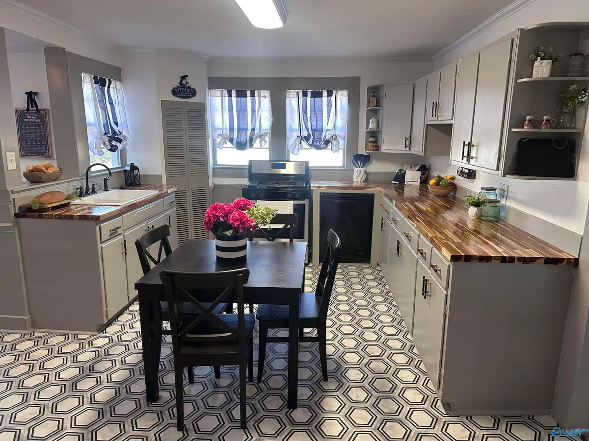 4 Lakefront Avenue, Gadsden, AL 35904 - Image #1