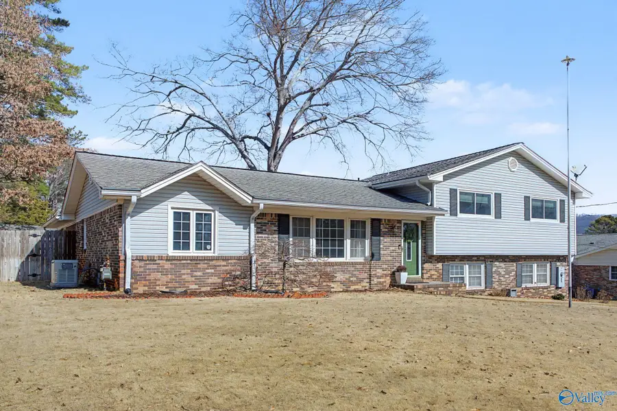 811 Forrest Heights Drive Se, Huntsville, AL 35802 - #2