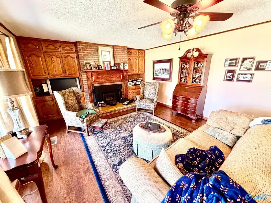 212 Oakland Avenue, Boaz, AL 35957 - #3