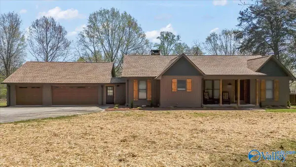 211 Bluff Pointe Road, Guntersville, AL 35976