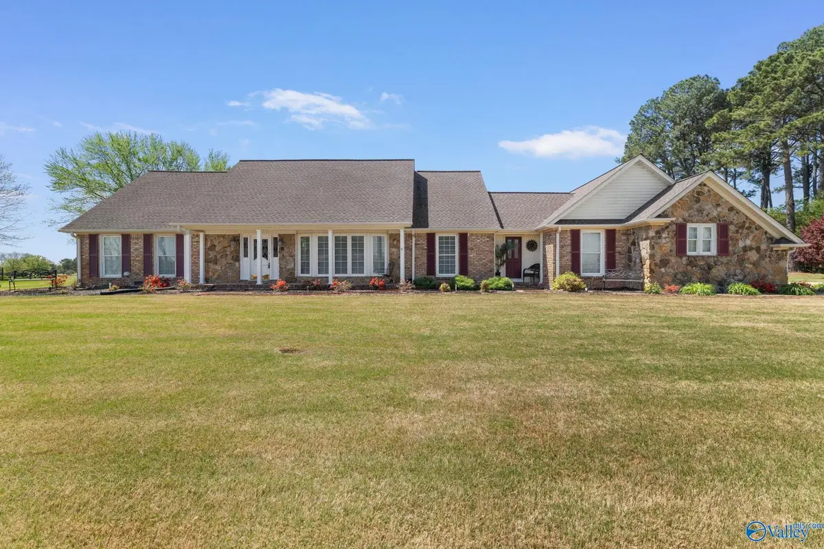 112 Hickory Drive, Muscle Shoals, AL 35661 - #1