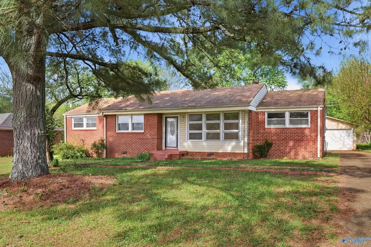 4209 Memorial Parkway North N, Huntsville, AL 35810 - #1