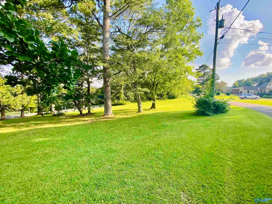 2733 Hilltop Circle, Gadsden, AL 35904 - #3