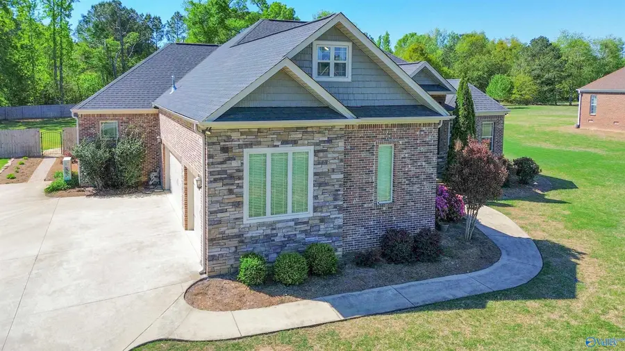 90 Oak River Drive, Gadsden, AL 35901 - #2