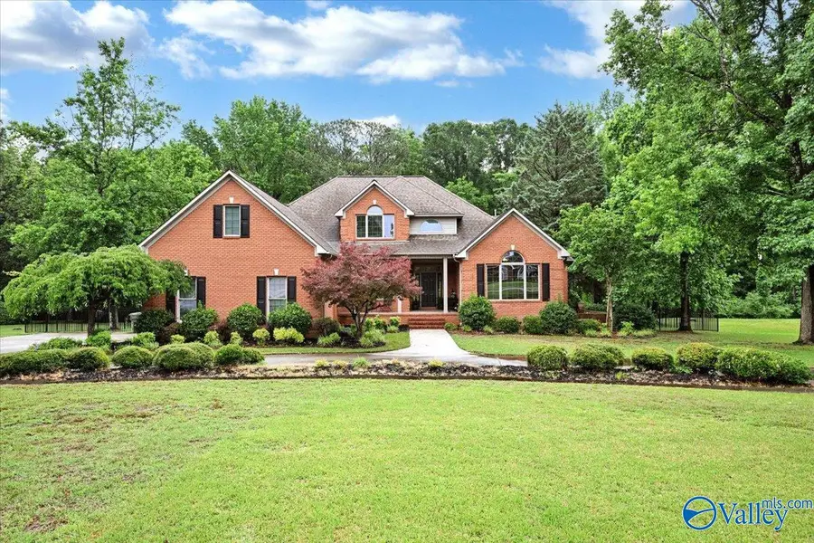 208 Wayward Avenue, Hartselle, AL 35640 - #2