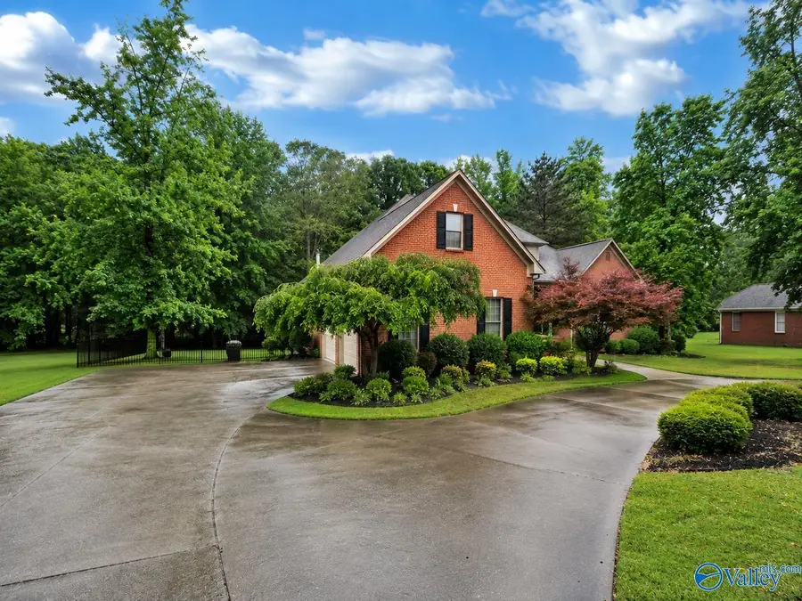 208 Wayward Avenue, Hartselle, AL 35640 - #3
