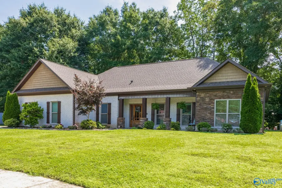 136 Chambray Drive, Owens Cross Roads, AL 35763 - #2