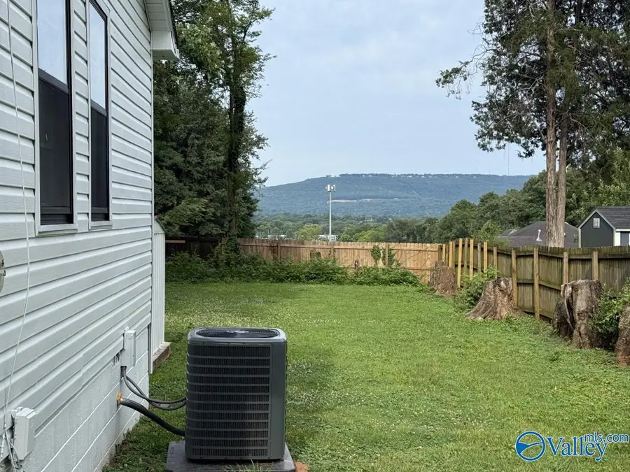 2206 Hill Street Nw, Huntsville, AL 35810 - #2