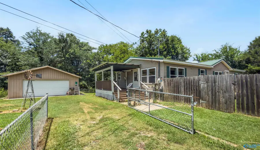 82 Clark Street, Guntersville, AL 35976 - #2