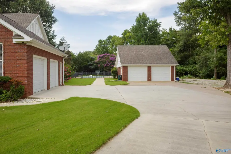 219 Oakview Drive, Rogersville, AL 35652 - #3
