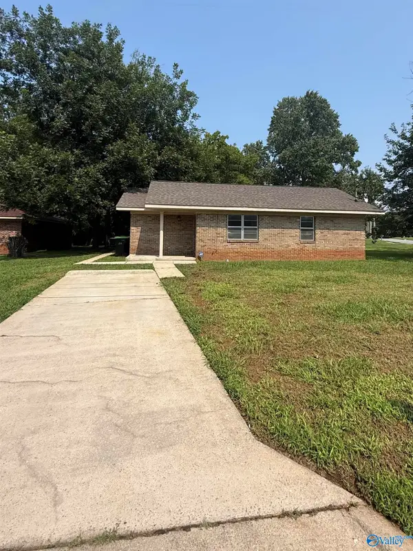 102 Elm Court Ne, Decatur, AL 35601