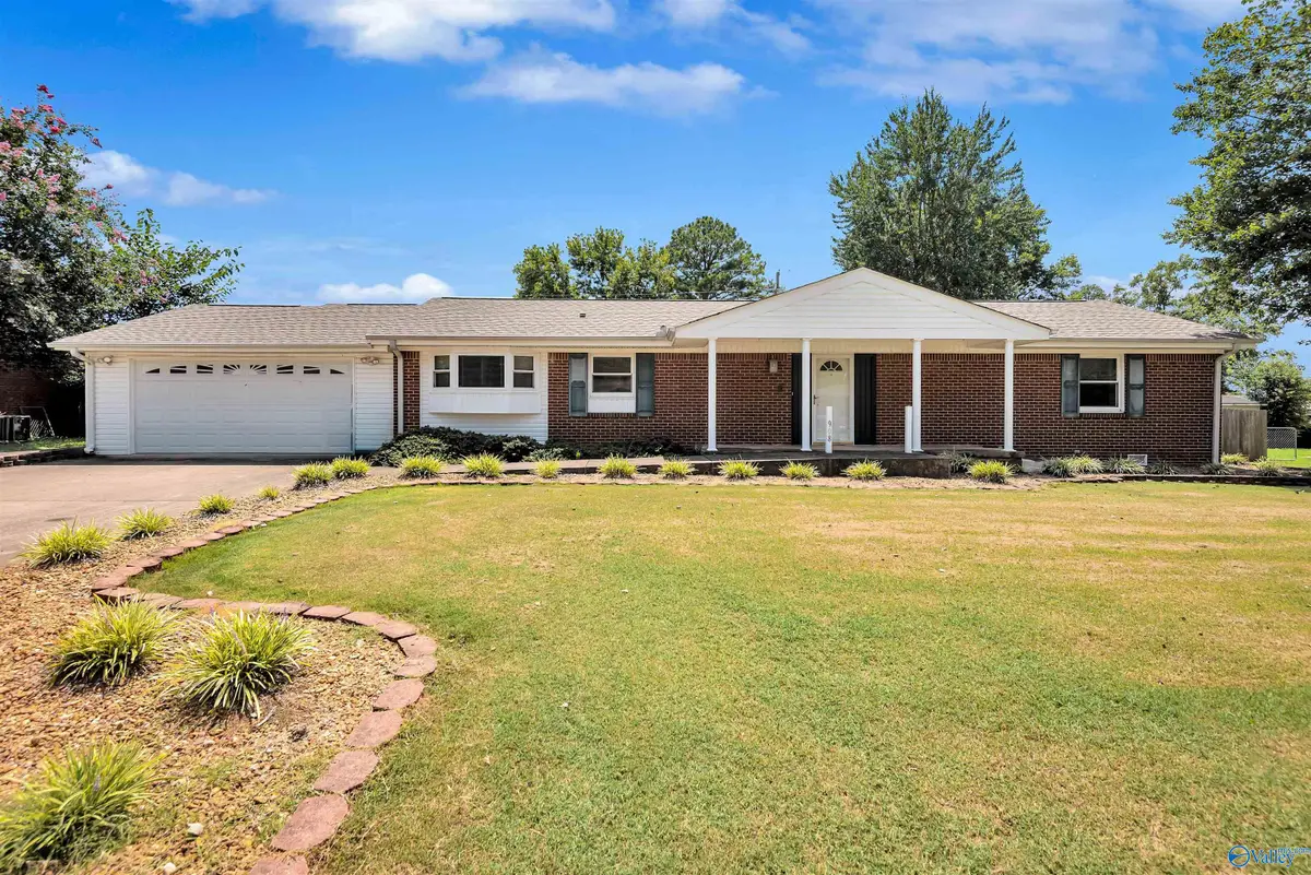 908 Davison Avenue, Muscle Shoals, AL 35661 - #1