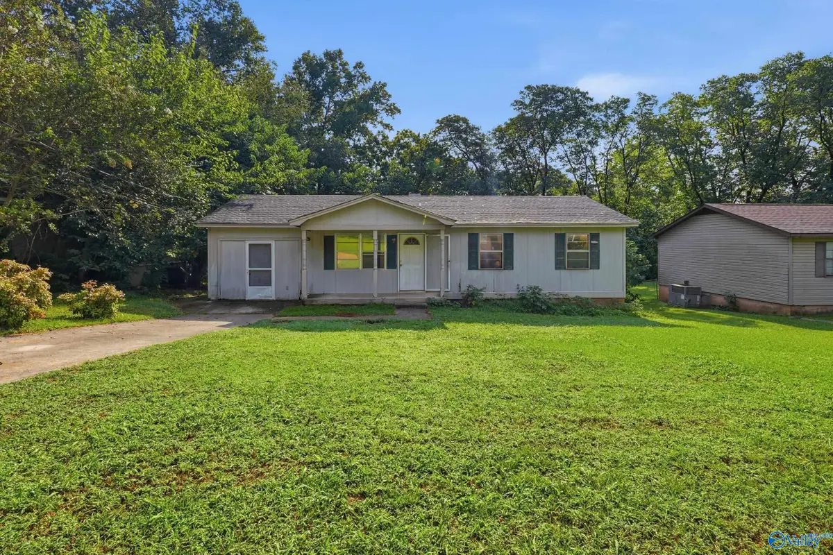 5022 Kyle Lane Nw, Huntsville, AL 35810 - #1