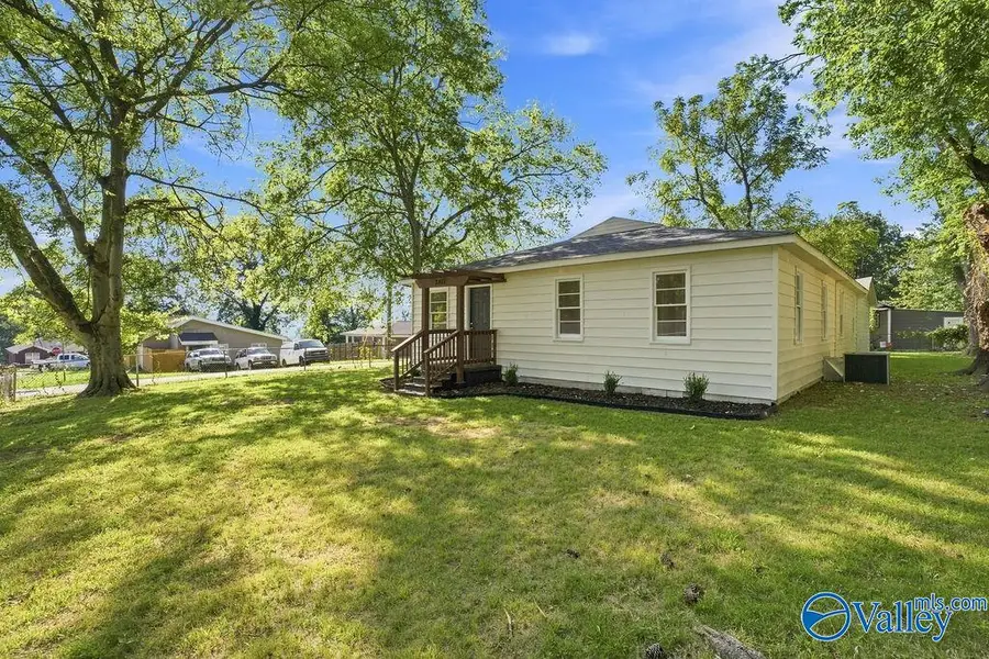2703 Cave Avenue Nw, Huntsville, AL 35810 - #2