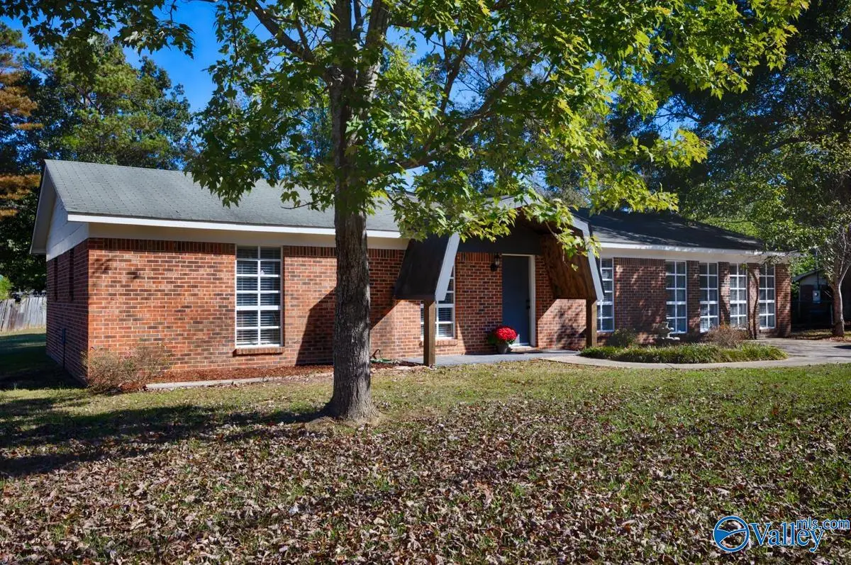 1105 Oakwood Street Nw, Hartselle, AL 35640 - #1