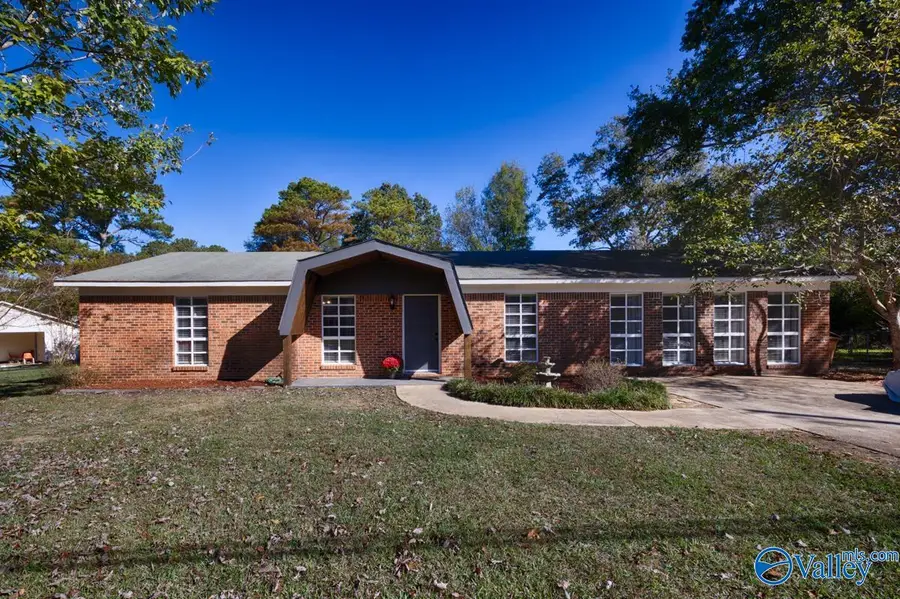 1105 Oakwood Street Nw, Hartselle, AL 35640 - #2
