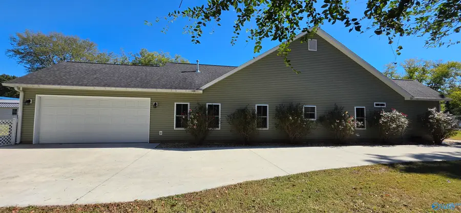 412 W Charlotte Avenue, Scottsboro, AL 35768 - #3