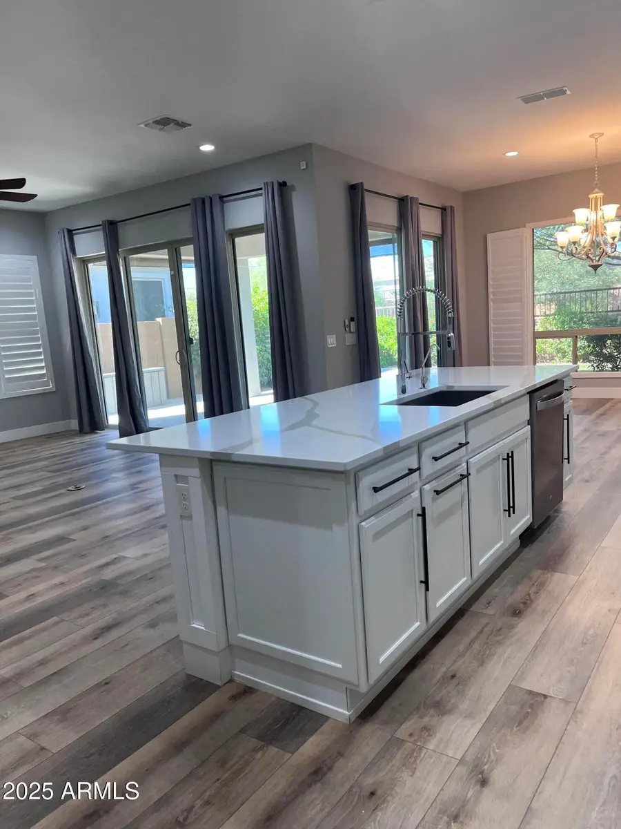 2852 E Robin Lane E, Phoenix, AZ 85050 - Image #2