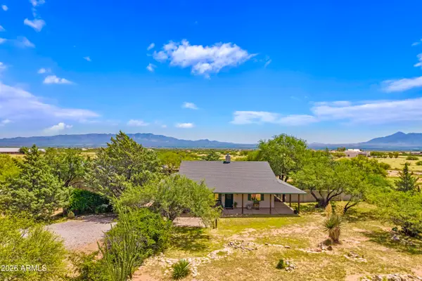 9009 S Oakridge Drive, Hereford, AZ 85615